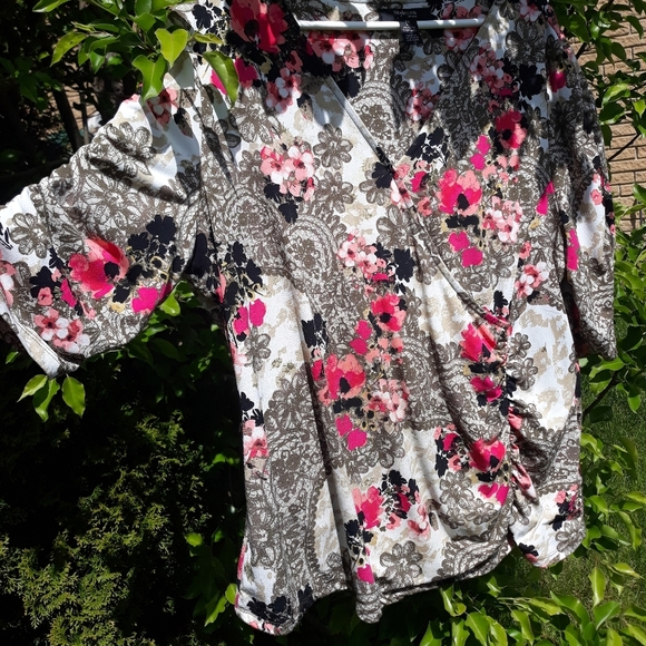 Flower and lace fabric top - Picture 1 of 9